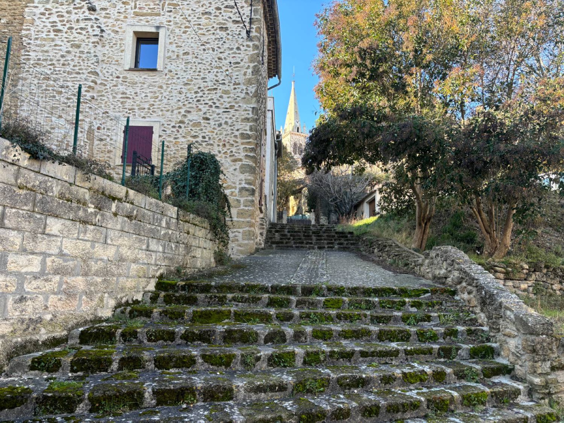 Les calades jusqu'à l'église